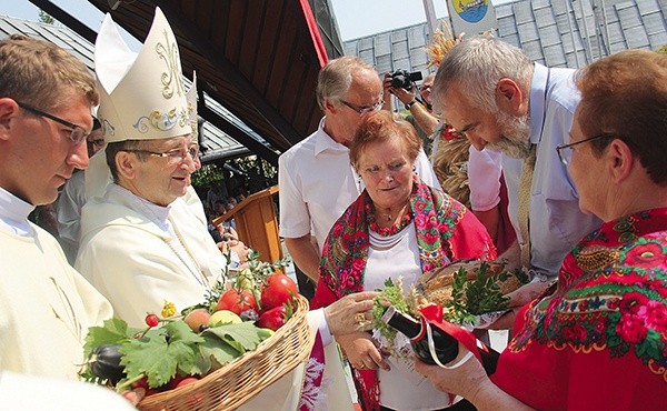  W darach ołtarza rolnicy przynieśli m.in. chleb, warzywa, zioła i kwiaty oraz miód i wino