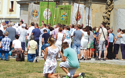 Procesja z obrazem  Matki Bożej Łaskawej  była najbardziej wzruszającym elementem wielkiego odpustu