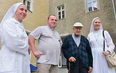  Siostry uczennice to solidne wsparcie dla ks. Pawła Łabudy w trosce o starszych kapłanów