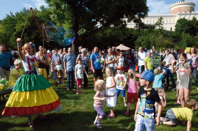  Od kilku lat jarmarkowi towarzyszy niecodzienny plac zabaw 