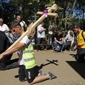 Tysiące krzyży, tysiące wiernych i mała cerkiew