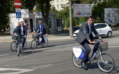 Prezydent miasta, wiceprezydenci oraz prezes Nextbike na spotkanie z dziennikarzami przyjechali na rowerach