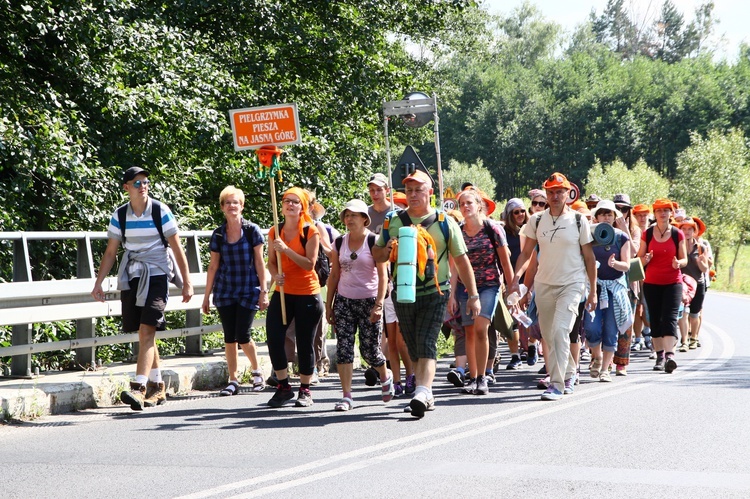 Grupy pielgrzymki na drodze przed Koszęcinem