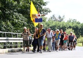 Grupy pielgrzymki na drodze przed Koszęcinem
