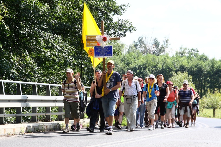 Grupy pielgrzymki na drodze przed Koszęcinem