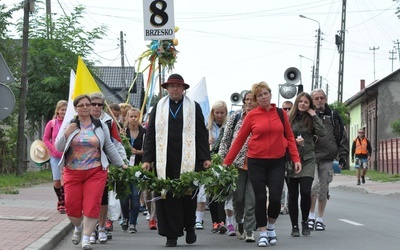 Pielgrzymi z 8. prowadzą prymicjanta ks. Krzysztofa Kutka