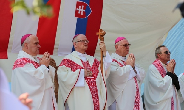 Liturgię koncelebrowali kapłani trzech diecezji, a także biskupi: Frantiszek Lobkowicz, Jan Galis i Piotr Greger