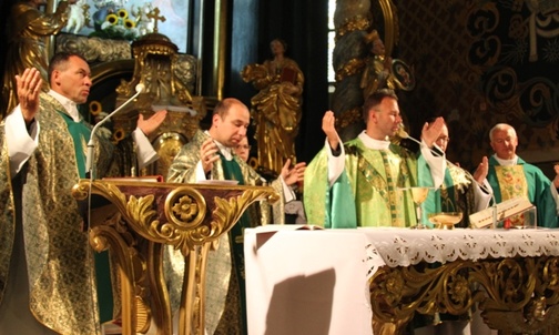 Rekolekcje w drodze rozpoczeli od Eucharystii w konkatedrze