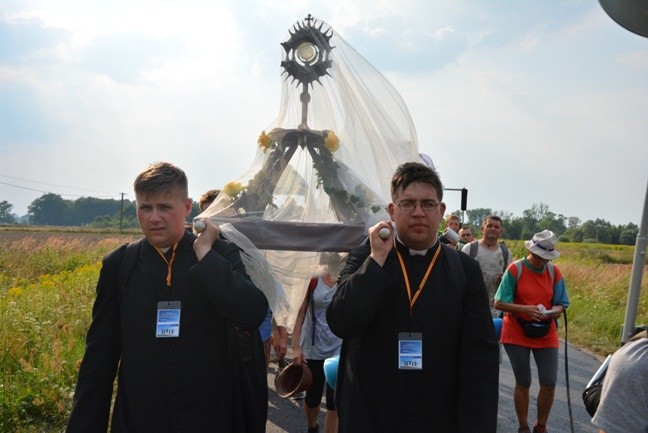 Z siódemką na szlaku do Matki