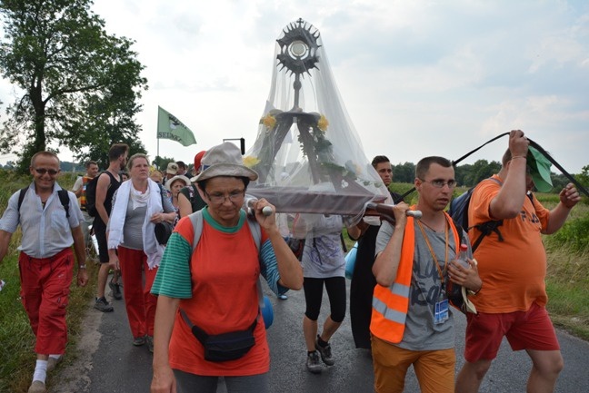 Z siódemką na szlaku do Matki