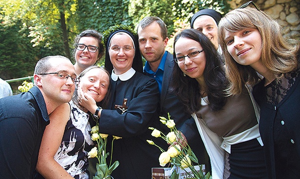 Razem z profeską wieczystą świętowali rodzice i przyjaciele, także ci, wśród których dojrzewało jej powołanie
