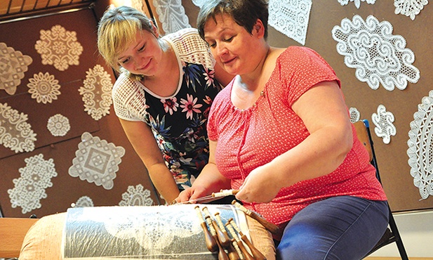 Joanna Malec (z prawej) wykonuje koronkę klockową