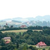 Widok z góry. Kościół w Cieniawie (z lewej) i w Ptaszkowej