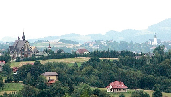 Widok z góry. Kościół w Cieniawie (z lewej) i w Ptaszkowej