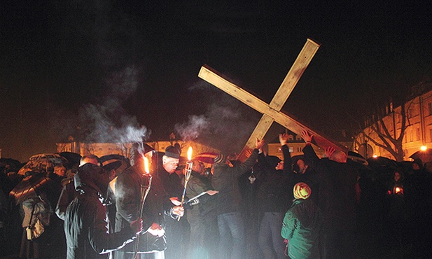  Tegoroczną Drogę Krzyżową ulicami Łowicza prowadzili członkowie grup AA i ks. Władysław Moczarski