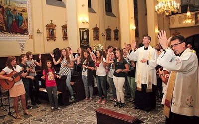  W uwielbieniu Boga wzięli udział także młodzi z parafii w Górze św. Małgorzaty z ks. Łukaszem Gawrzydkiem (w środku)
