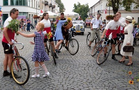  Na pl. Corazziego uczestników powitały dziewczęta w strojach stylizowanych na lata 30. XX w.