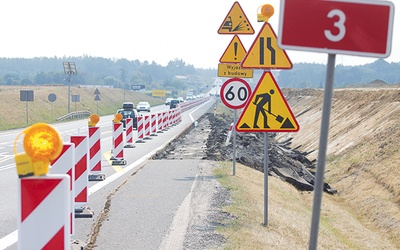  Dyrekcja zapewnia, że do jesieni podpisze umowy z wykonawcami obu odcinków. Na razie postęp widoczny jest na trasie Nowa Sól–Legnica