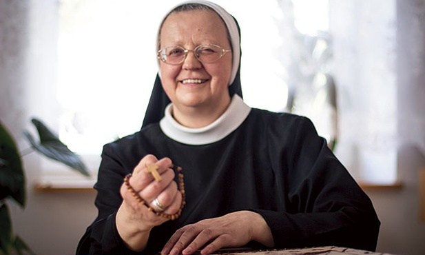  Siostra Goretti namawia do włączenia się w modlitewne przygotowania.  – Żeby zmówić dziesiątkę Różańca, nie trzeba dużo czasu – mówi