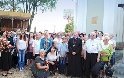 Bp Krzysztof Nitkiewicz w otoczeniu pielgrzymów