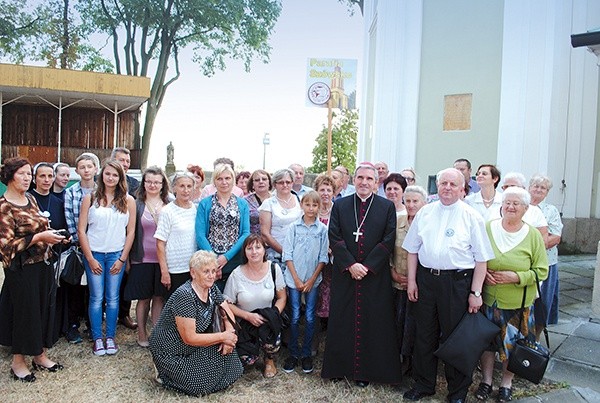 Bp Krzysztof Nitkiewicz w otoczeniu pielgrzymów