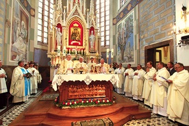 Powyżej: – Dziś zaprosiliśmy Maryję do naszego życia. Chcemy pokazać, że gdzie jest Bóg, tam jest krzyż – mówił abp Wacław Depo