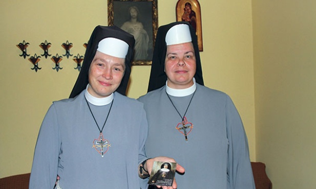   – Chciałybyśmy być podobne do niej i tak przeżyć życie, żeby móc się z nią spotkać. By szanować uległość i wierność w zachowaniu konstytucji. Dziś brakuje nam takiej wytrwałości – mówią siostry Alweria (z lewej) i Avila