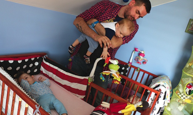  Olek żywo interesuje się siostrami i… ich zabawkami. W łóżeczkach leżą Ala (z przodu) i Ania (w głębi)