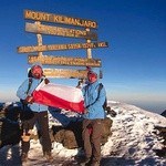 Tata i syn na szczycie Kilimandżaro, najwyższej góry Afryki 