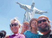 Mama Eliza, Wojtek i Lusia, i tata Wojciech pod jednym z architektonicznych cudów świata, pomnikiem Chrystusa Odkupiciela w Rio de Janeiro