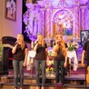 Główną nagrodę pieniężną oraz statuetkę Magnificat za liturgiczną piosenkę religijną otrzymał zespół Debemus Cantare z Gdańska w składzie (od lewej): Cezary Swinarski, Weronika Rabek, Sylwia Wąs, Anna Wysocka i Marek Wysocki 
