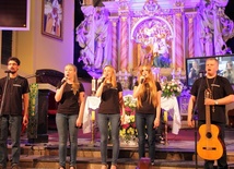 Główną nagrodę pieniężną oraz statuetkę Magnificat za liturgiczną piosenkę religijną otrzymał zespół Debemus Cantare z Gdańska w składzie (od lewej): Cezary Swinarski, Weronika Rabek, Sylwia Wąs, Anna Wysocka i Marek Wysocki 