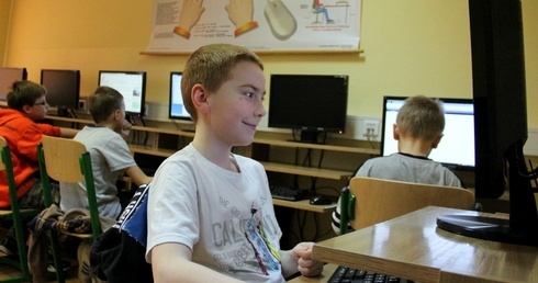 Poradnik radzi młodym m.in. jak zgodnie z prawem korzystać z treści zamieszczanych w internecie