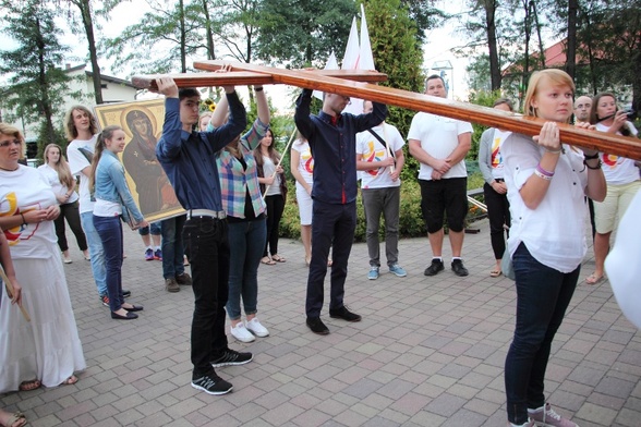 Młodzież z Jaktorowa niesie symbole ŚDM