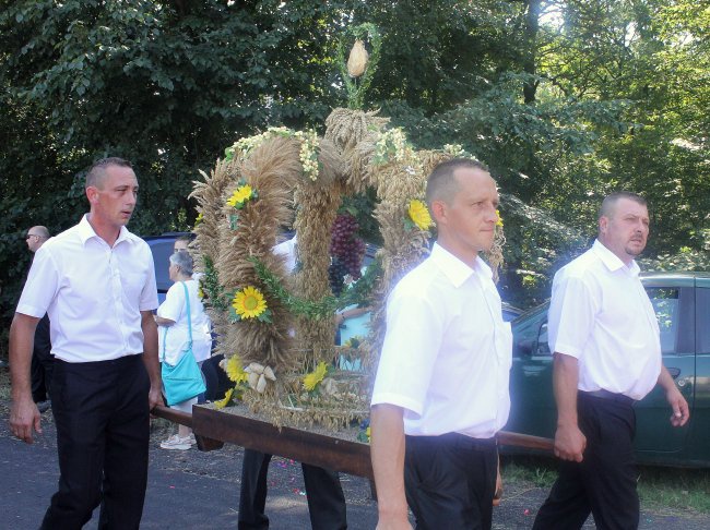 Korowód dożynkowy w Poniszowicach