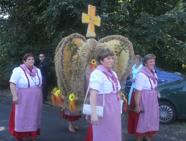 Korowód dożynkowy w Poniszowicach