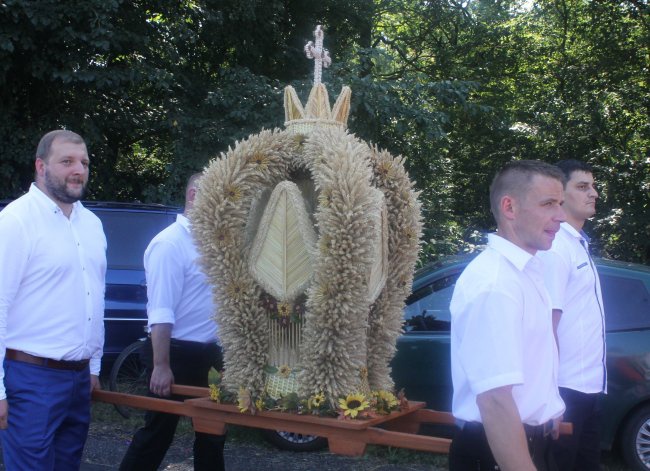 Korowód dożynkowy w Poniszowicach