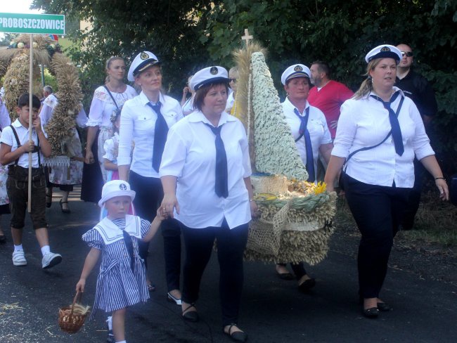 Korowód dożynkowy w Poniszowicach