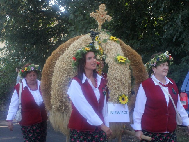 Korowód dożynkowy w Poniszowicach