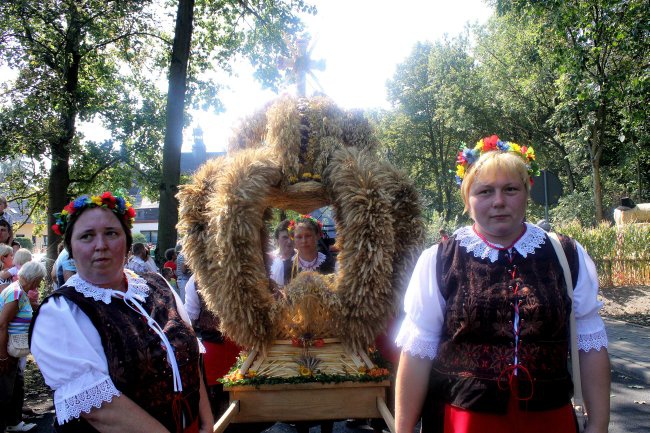 Korowód dożynkowy w Poniszowicach