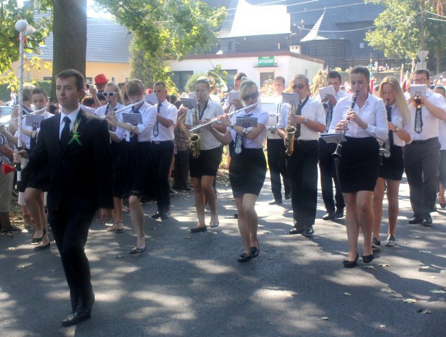 Korowód dożynkowy w Poniszowicach