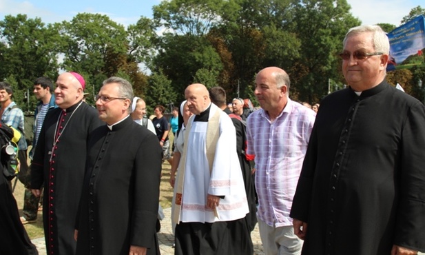 Pielgrzymów powitał bp Piotr Greger, który razem z nimi modlił się u Pani Jasnogórskiej