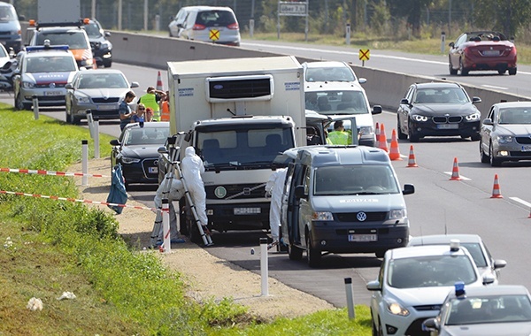 27.08.2015. Austria. W zatoczce autostrady A4 biegnącej z Wiednia na Węgry stała porzucona ciężarówka chłodnia. Znaleziono w niej ciała 71 imigrantów. Pojazd ma węgierskie numery rejestracyjne, trwają poszukiwania jego kierowcy. 