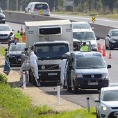 27.08.2015. Austria. W zatoczce autostrady A4 biegnącej z Wiednia na Węgry stała porzucona ciężarówka chłodnia. Znaleziono w niej ciała 71 imigrantów. Pojazd ma węgierskie numery rejestracyjne, trwają poszukiwania jego kierowcy. 