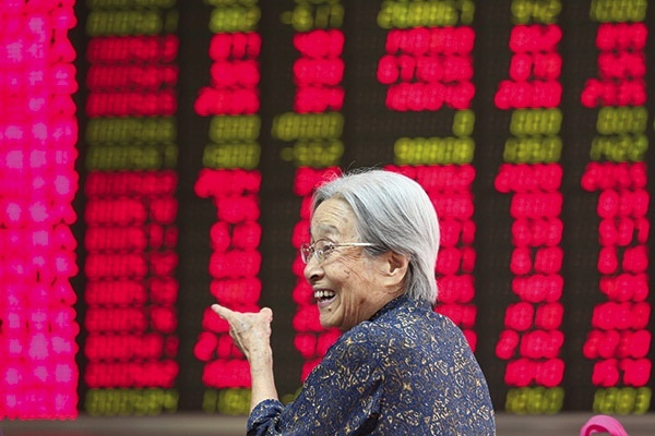 Starsi ludzie masowo posłuchali apeli chińskiego rządu  i inwestują na giełdzie  swoje skromne oszczędności