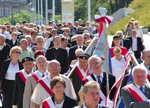 Powyżej: Przemarsz z katedry  do gorzowskiej filharmonii