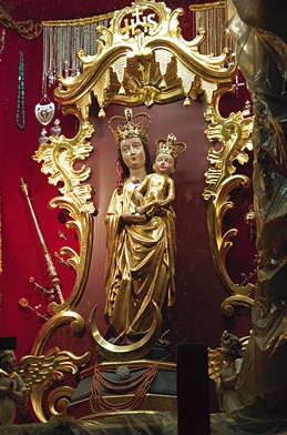 Słynąca cudami rzeźba Matki Bożej Kębelskiej
