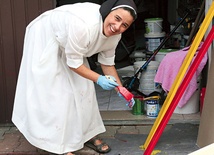 Siostra Łucja podejmuje się licznych prac, by dzieci miały przyjazny i kolorowy dom