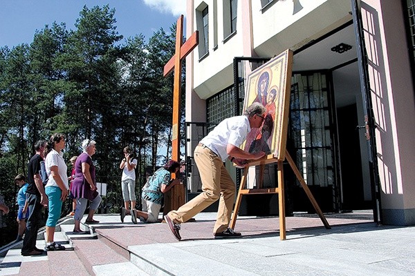   Wierni z parafii w Międzyborowie oddają cześć krzyżowi i ikonie