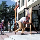   Wierni z parafii w Międzyborowie oddają cześć krzyżowi i ikonie